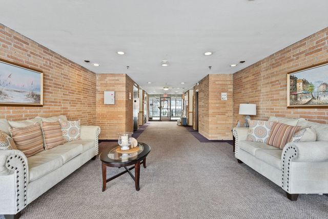 1777 W CRYSTAL Lane 307D, Mount Prospect, IL 60056