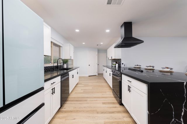 5728 E SHARON Drive, Scottsdale, AZ 85254