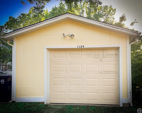 1184 SW MacVicar AVE, Topeka, KS 66604