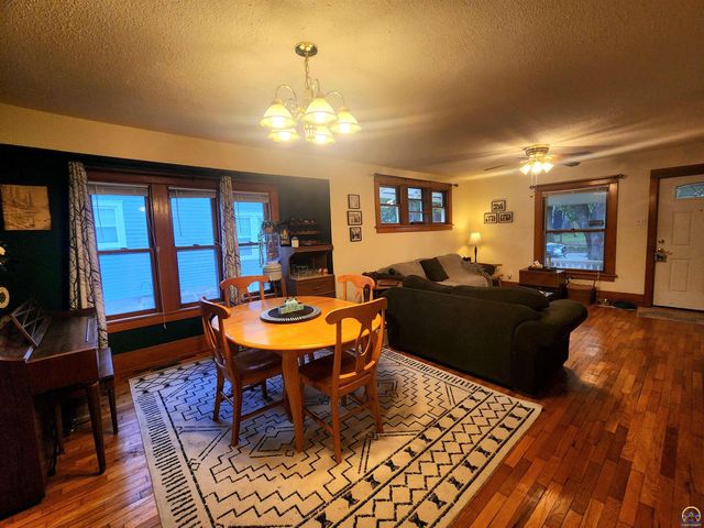 1184 SW MacVicar AVE, Topeka, KS 66604