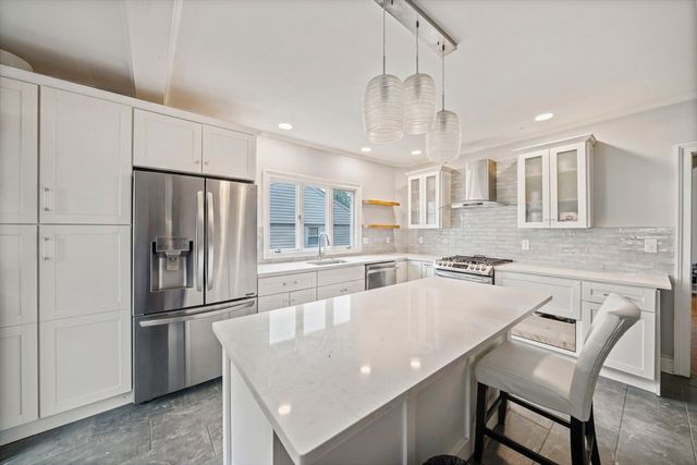 91 Elm St, Quincy, MA 02169