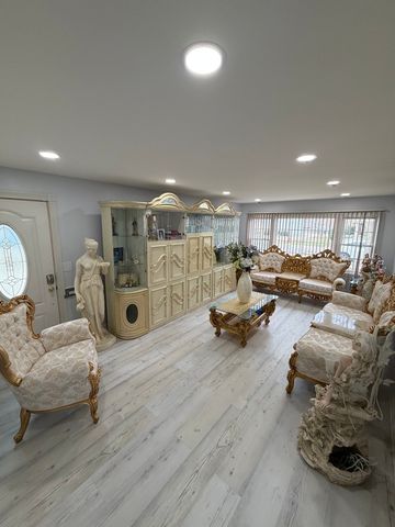 1643 Sycamore Street, Des Plaines, IL 60018