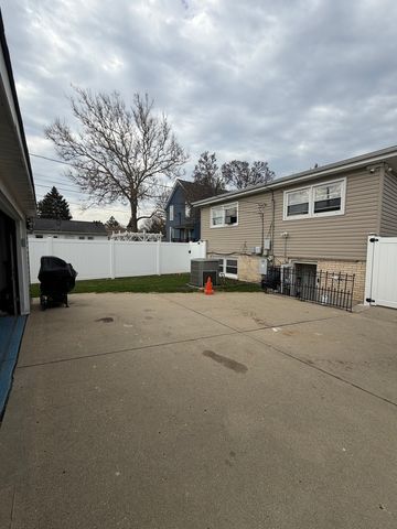 1643 Sycamore Street, Des Plaines, IL 60018