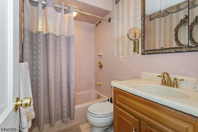 45 Cleveland Ave, Hasbrouck Heights Boro, NJ 07604