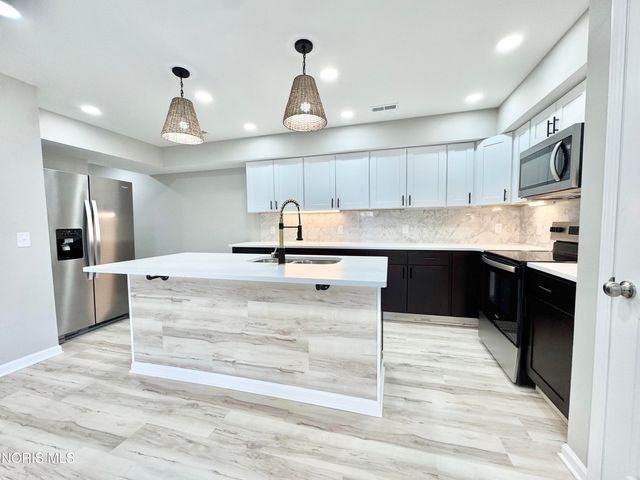 306 Dillrose Drive, Northwood, OH 43619