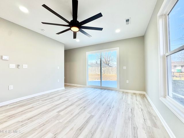 306 Dillrose Drive, Northwood, OH 43619