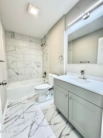 306 Dillrose Drive, Northwood, OH 43619