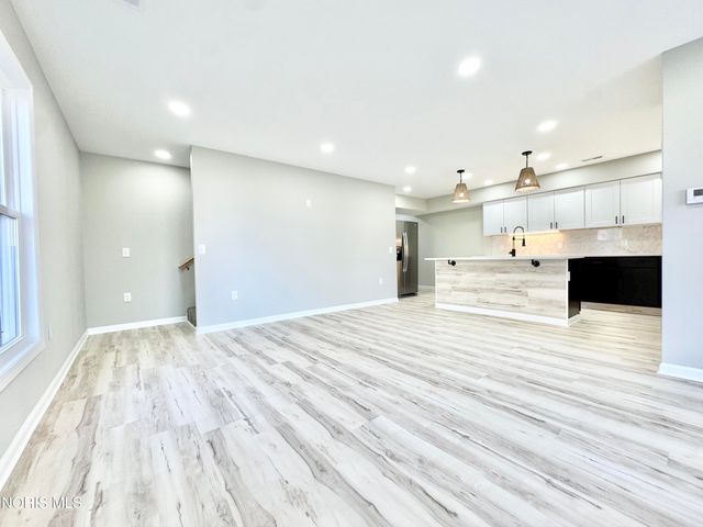 306 Dillrose Drive, Northwood, OH 43619