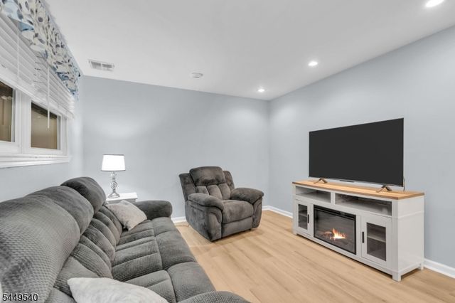 23 Leo Ave, Hopatcong Boro, NJ 07874