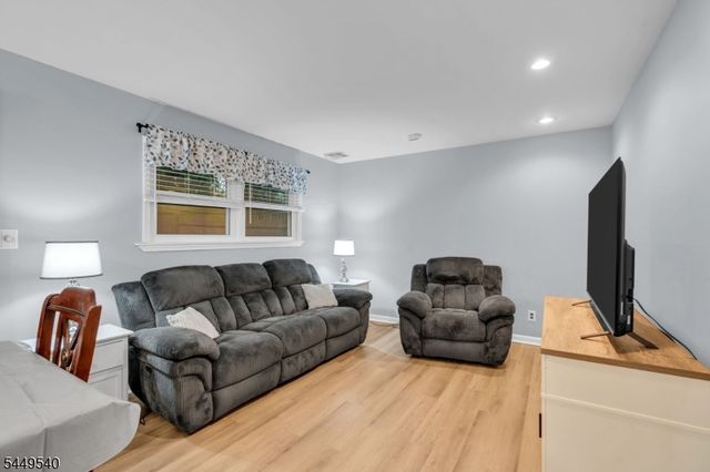 23 Leo Ave, Hopatcong Boro, NJ 07874