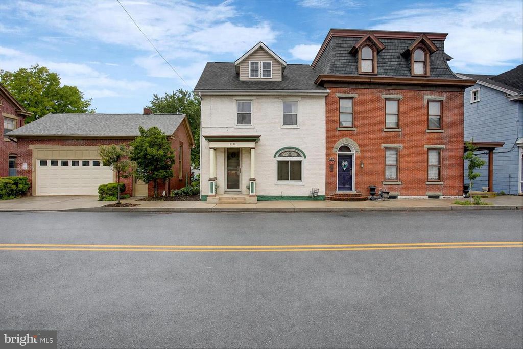 118 N CARLISLE ST, Greencastle, PA 17225
