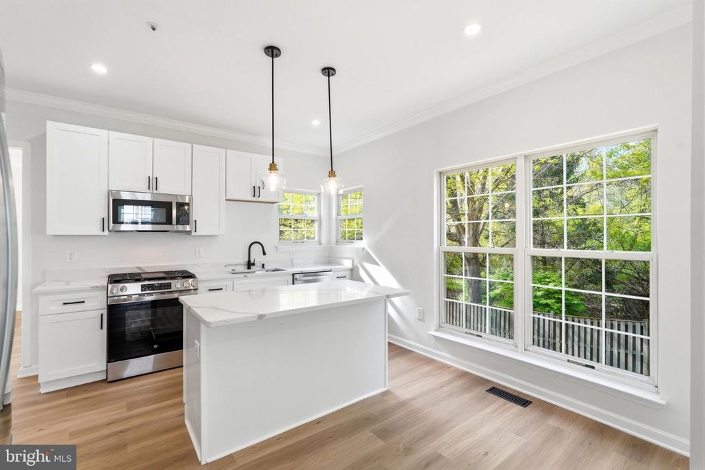 Image 12 of property listing at 10503 BIRDIE LN, Upper Marlboro, MD 20774