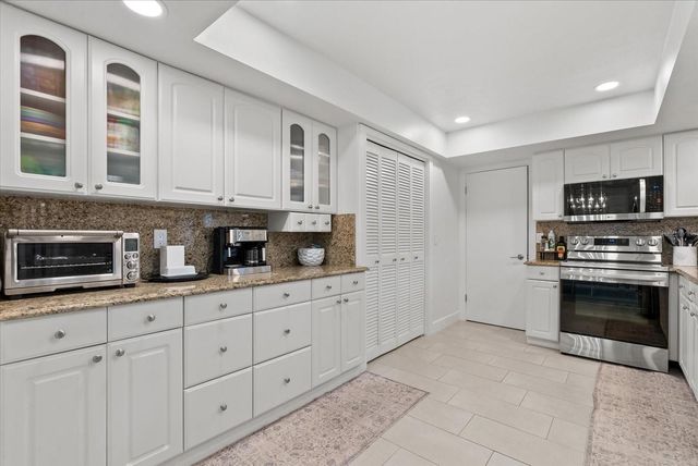 6835 ROXBURY DRIVE, Sarasota, FL 34231