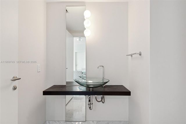 200 Biscayne Boulevard Way 4304, Miami, FL 33131