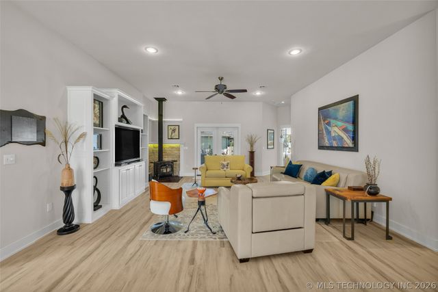 33389 S Coves Drive, Afton, OK 74331