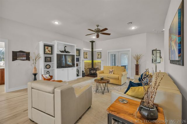 33389 S Coves Drive, Afton, OK 74331