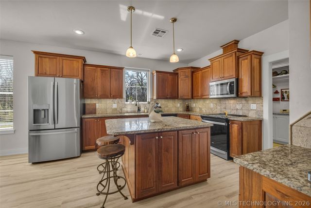 33389 S Coves Drive, Afton, OK 74331