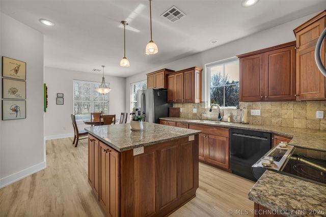 33389 S Coves Drive, Afton, OK 74331