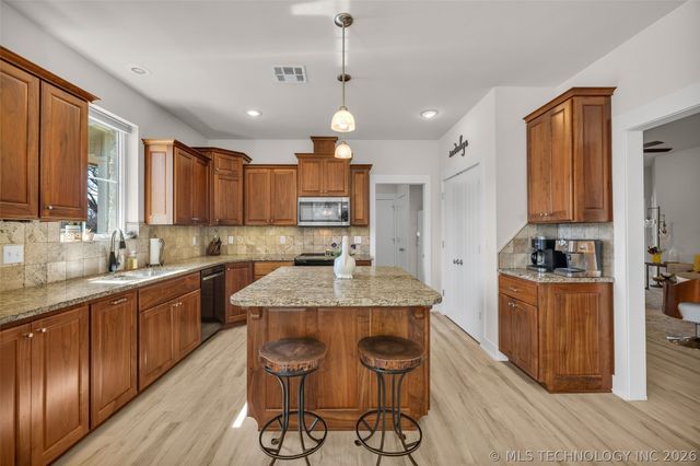 33389 S Coves Drive, Afton, OK 74331