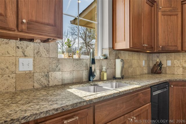 33389 S Coves Drive, Afton, OK 74331