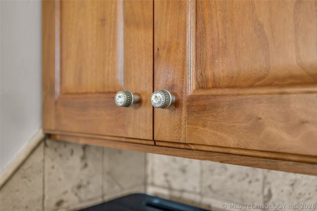 33389 S Coves Drive, Afton, OK 74331