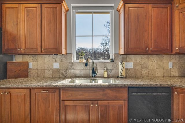 33389 S Coves Drive, Afton, OK 74331