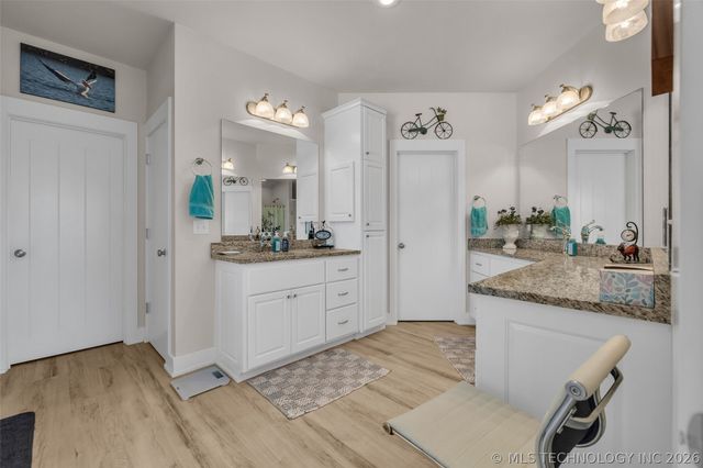 33389 S Coves Drive, Afton, OK 74331