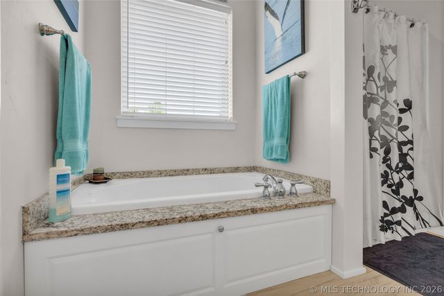 33389 S Coves Drive, Afton, OK 74331