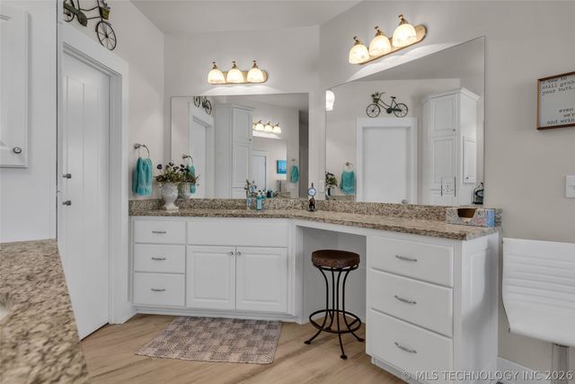 33389 S Coves Drive, Afton, OK 74331