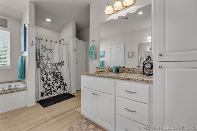 33389 S Coves Drive, Afton, OK 74331