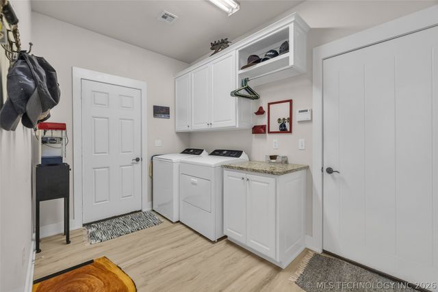 33389 S Coves Drive, Afton, OK 74331