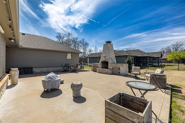 33389 S Coves Drive, Afton, OK 74331