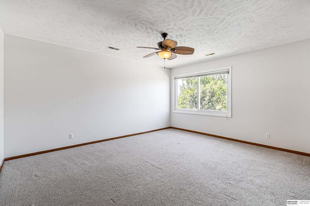 2204 Queen Drive, Papillion, NE 68046