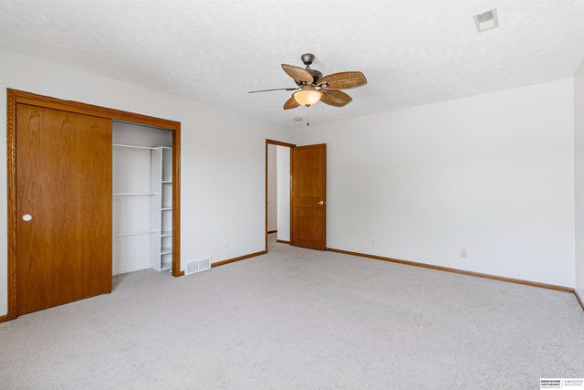 2204 Queen Drive, Papillion, NE 68046