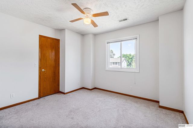 2204 Queen Drive, Papillion, NE 68046