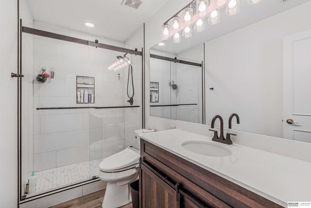 2204 Queen Drive, Papillion, NE 68046