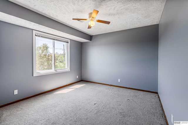 2204 Queen Drive, Papillion, NE 68046