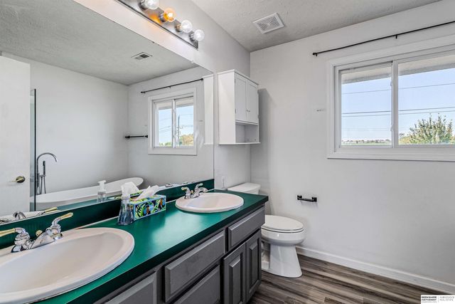 2204 Queen Drive, Papillion, NE 68046