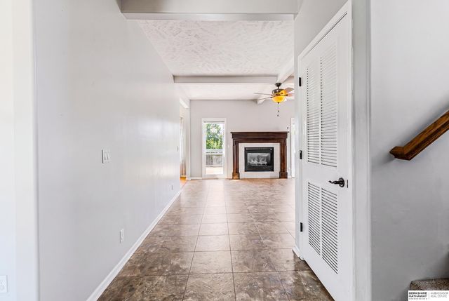 2204 Queen Drive, Papillion, NE 68046