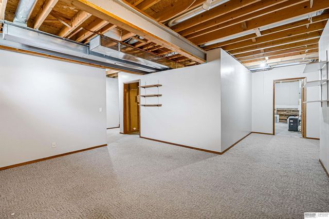 2204 Queen Drive, Papillion, NE 68046
