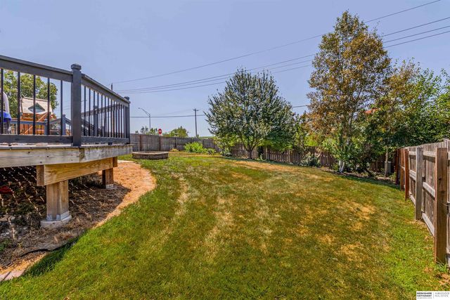 2204 Queen Drive, Papillion, NE 68046