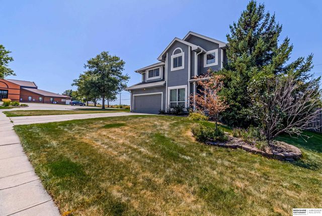 2204 Queen Drive, Papillion, NE 68046