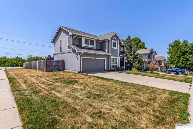 2204 Queen Drive, Papillion, NE 68046