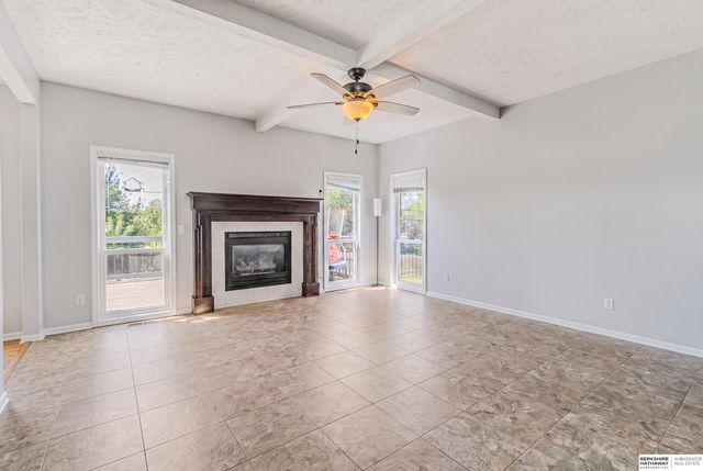 2204 Queen Drive, Papillion, NE 68046