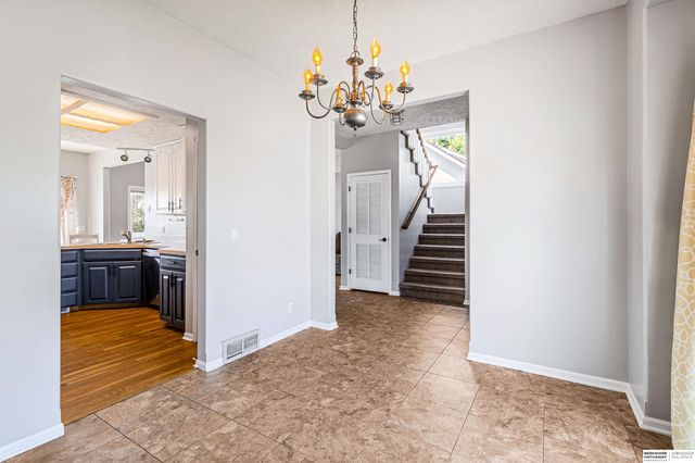 2204 Queen Drive, Papillion, NE 68046