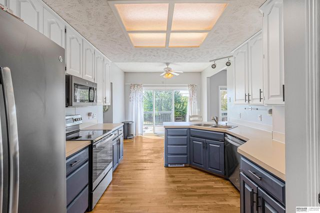 2204 Queen Drive, Papillion, NE 68046