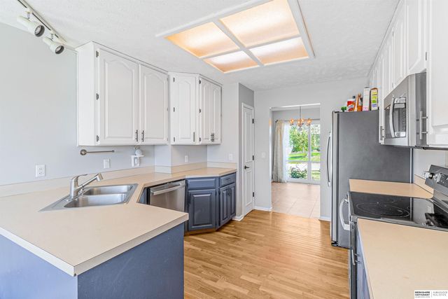 2204 Queen Drive, Papillion, NE 68046