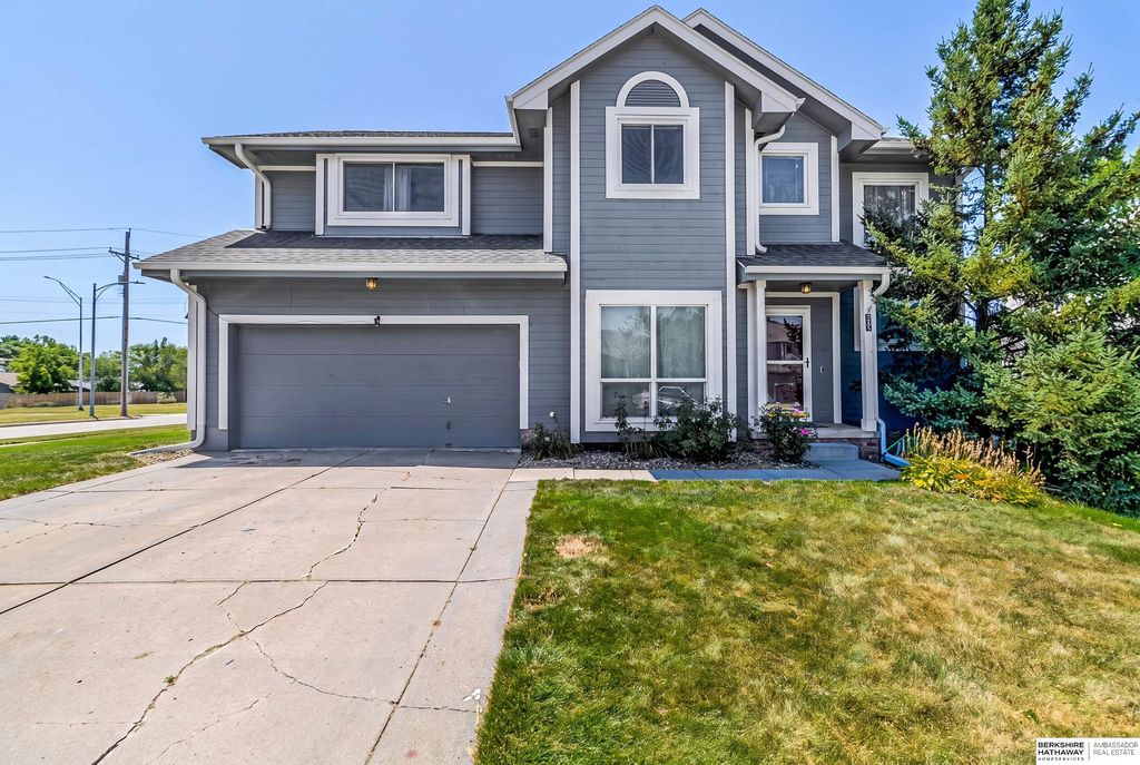 2204 Queen Drive, Papillion, NE 68046