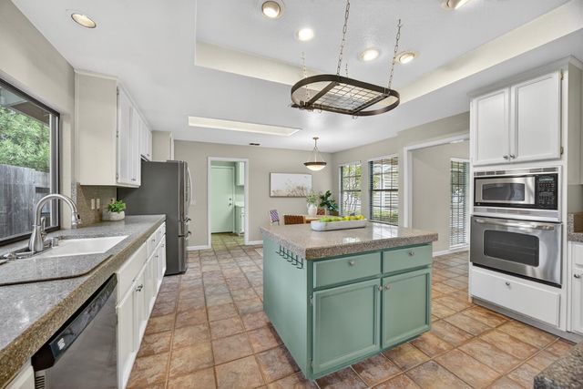 2206 Fort Point Dr, Gold River, CA 95670