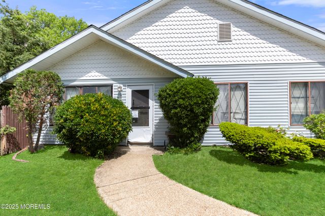 101 Williamsburg Lane, Lakewood, NJ 08701
